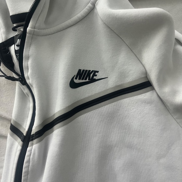 Woman’s active Nike tech. - Picture 3 of 4